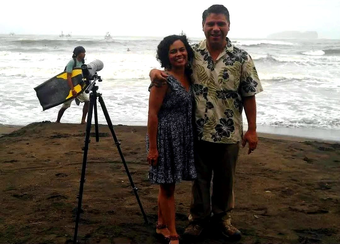Mauricio y Yorley, fundadores de C.R. Marvelous, en la playa en 2011