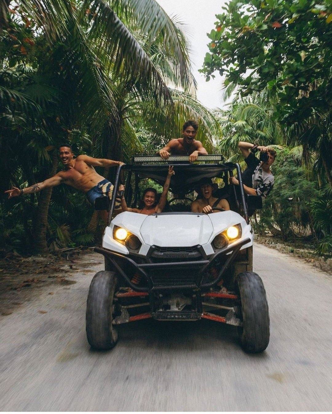 Grupo de amigos en buggy