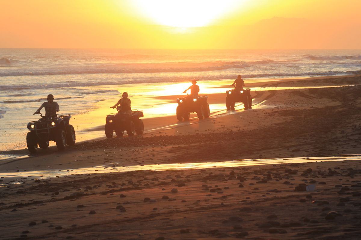 ATVs en la playa al atardecer