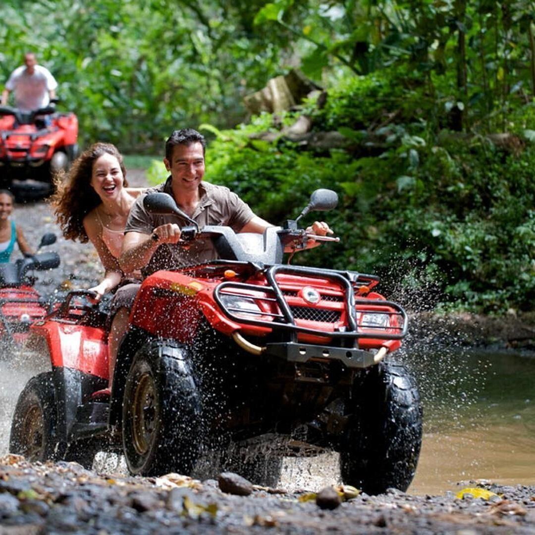 Cruzando el río en ATV