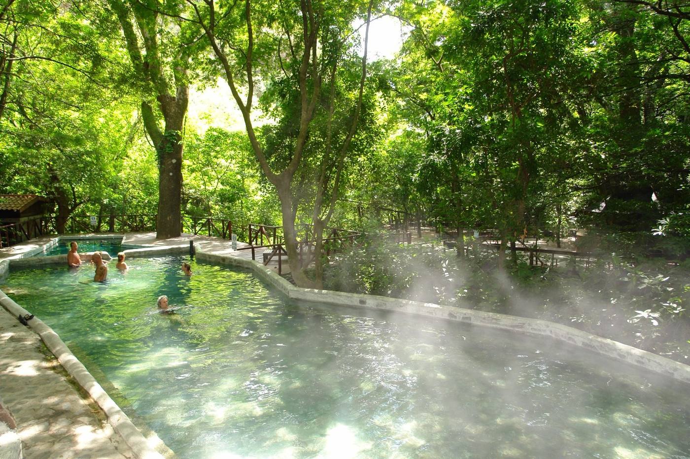 Aguas termales con neblina