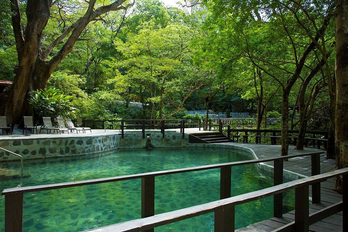 Piscina termal turquesa