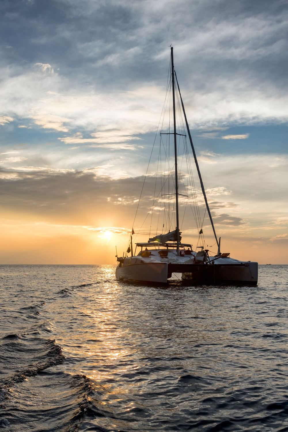 Silueta del catamarán en el mar