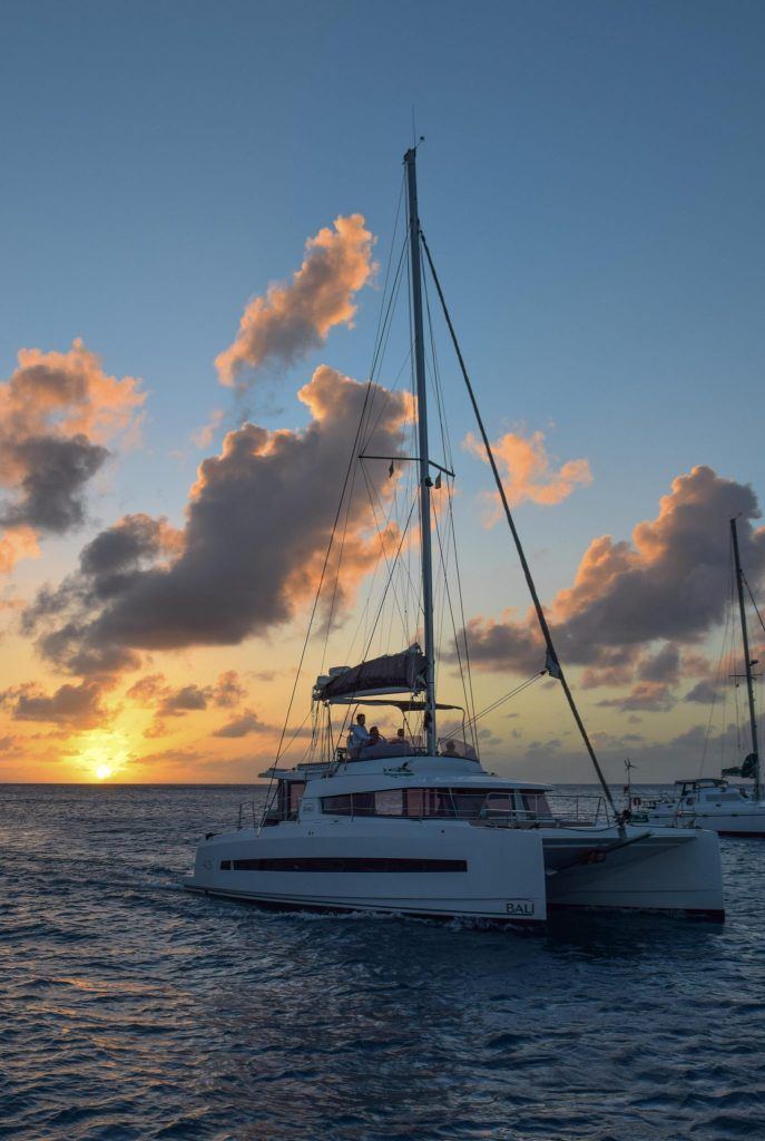 Catamarán navegando al atardecer