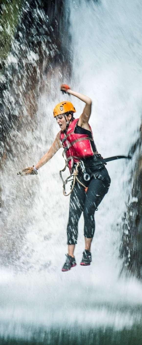 Canyoning bajo una catarata