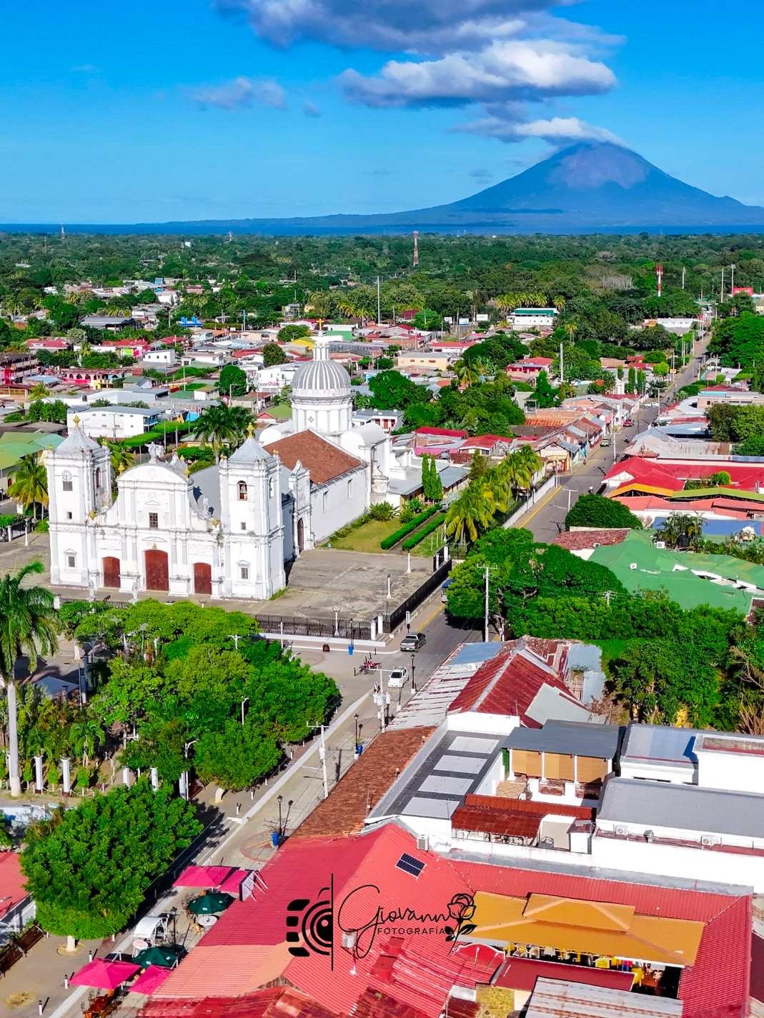 Rivas con el Volcán Concepción de fondo
